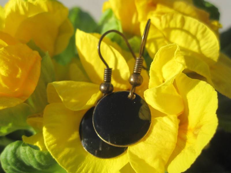 Emaille-Ohrhänger Kleiner Punkt Schwarz, Kaltemaille Emaille-Ohrhänger Kleiner Punkt Schwarz, Kaltemaille von Behrenperlen