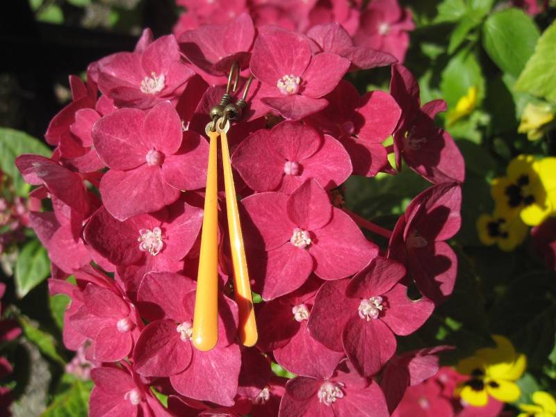 Emaille-Ohrhänger Lange Tropfen, Orange, Kaltemaille von Behrenperlen