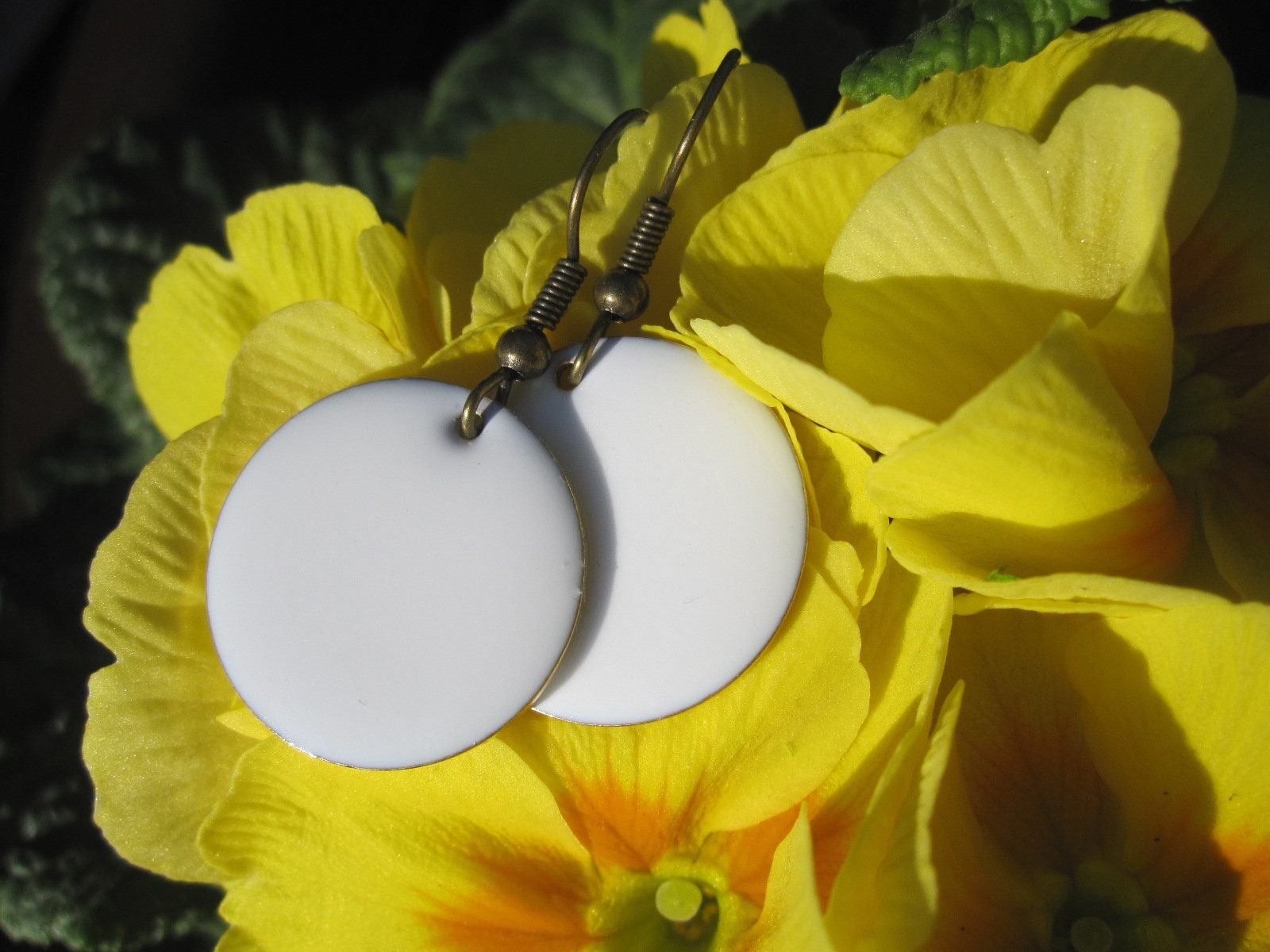 Emaille-Ohrhänger Weiß, Hochzeit, Brautschmuck, Klassisch, Glatt, Rund, Mittelgroß, Schneeweiß, Kreis, Ohrringe, Kaltemaille von Behrenperlen