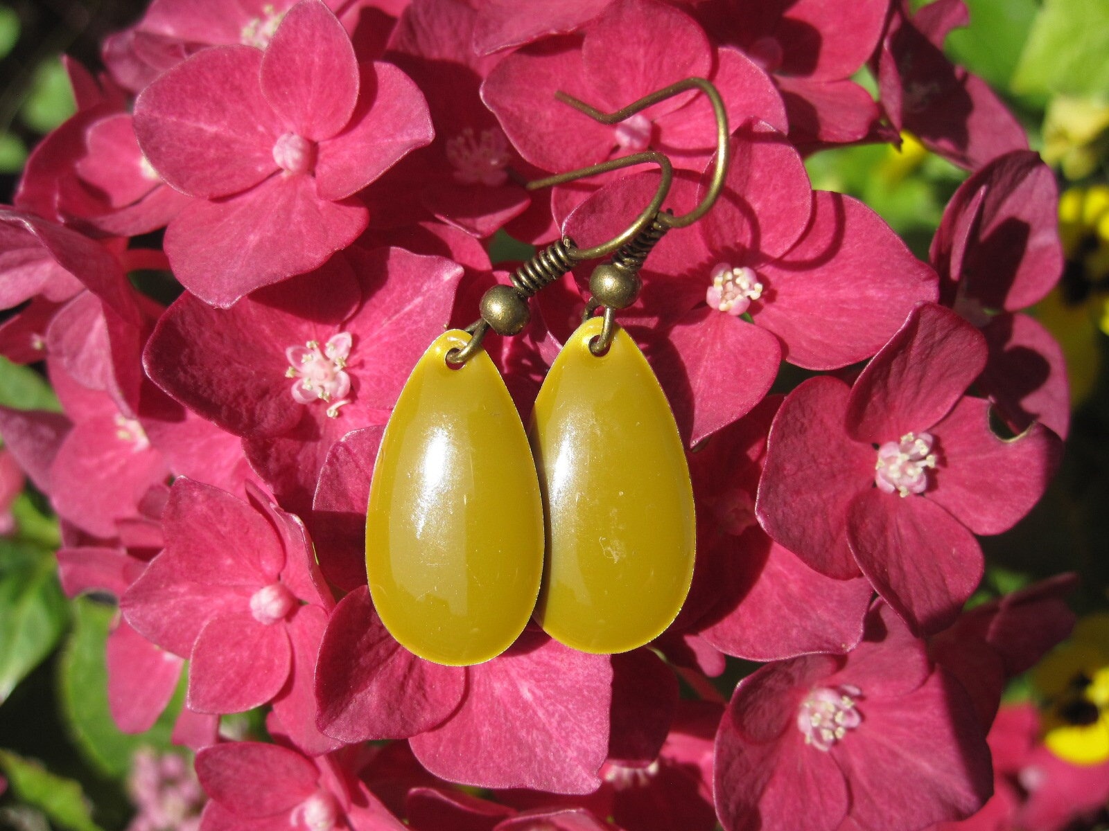 Emaille-Tropfen-Ohrringe Braun, Schlamm, Hellbraun, Tränen, Kaltemaille von Behrenperlen