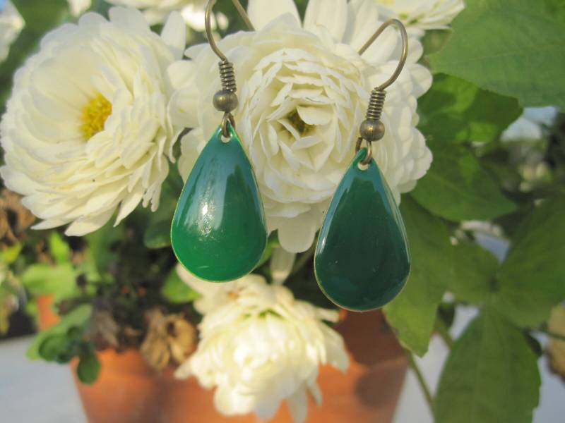 Emaille-Tropfen-Ohrringe in Dunkelgrün, Kaltemaille von Behrenperlen