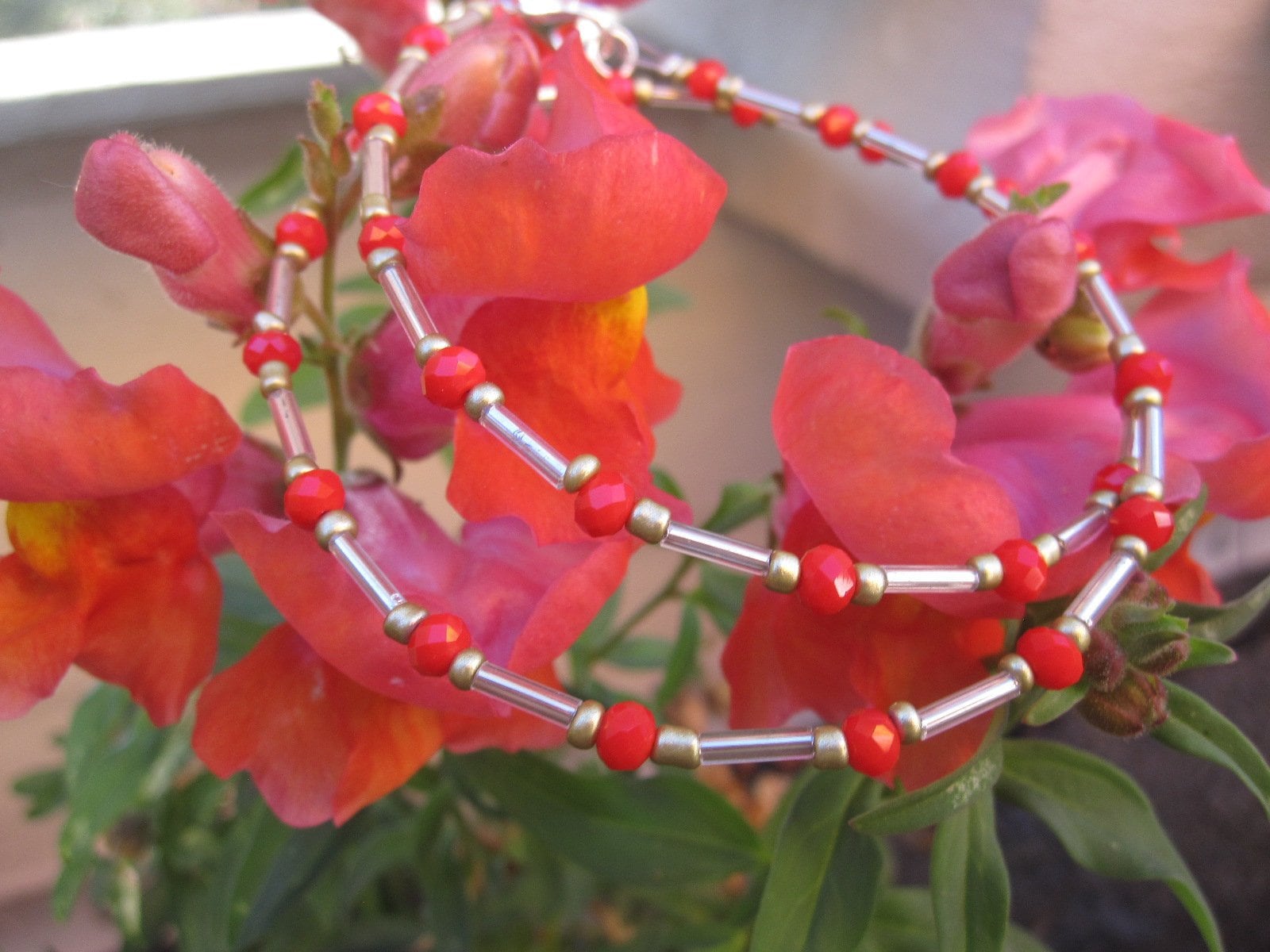 Fädelkette Rot-Gold-Silber, Dezent Und Kurz von Behrenperlen