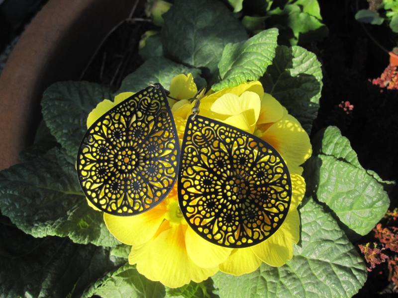 Filigrane Tropfen-Ohrringe in Schwarz, Filigran, Lack, Gothic, Groß, Kaltemaille von Behrenperlen