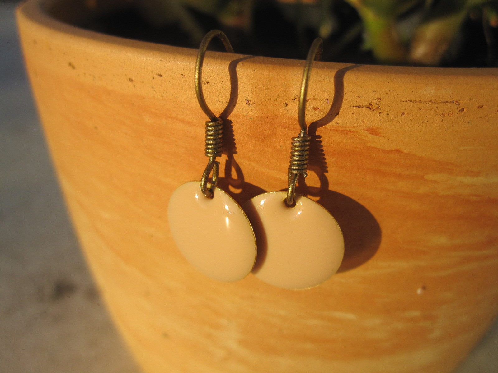 Kleine Emaille-Ohrhänger Creme, Kaltemaille, Cremeweiß von Behrenperlen