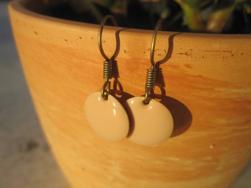 Kleine Emaille-Ohrhänger Creme, Kaltemaille, Cremeweiß von Behrenperlen