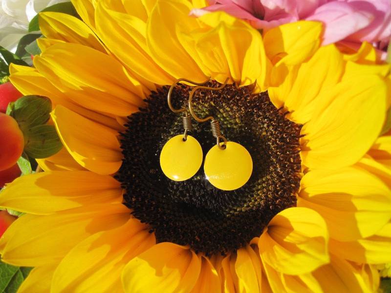 Kleine Emaille-Ohrhänger Senf, Ocker, Ockergelb, Punkte, Kaltemaille von Behrenperlen