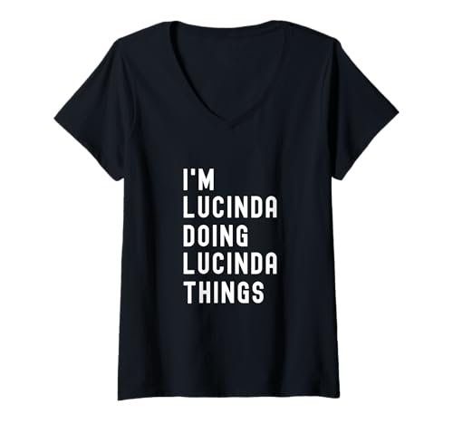 Damen Ich Bin Lucinda, der Lucinda-Dinge TUT T-Shirt mit V-Ausschnitt Damen Ich Bin Lucinda, der Lucinda-Dinge TUT T-Shirt mit V-Ausschnitt von Being Lucinda Birthday Name Funny