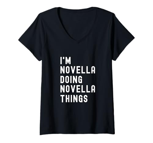 Damen Ich Bin Novella, der Novella-Dinge TUT T-Shirt mit V-Ausschnitt Damen Ich Bin Novella, der Novella-Dinge TUT T-Shirt mit V-Ausschnitt von Being Novella Birthday Name Funny