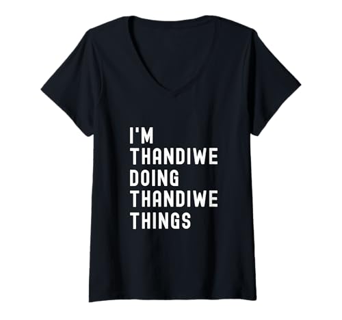 Damen Ich Bin Thandiwe, der Thandiwe-Dinge TUT T-Shirt mit V-Ausschnitt von Being Thandiwe Birthday Name Funny