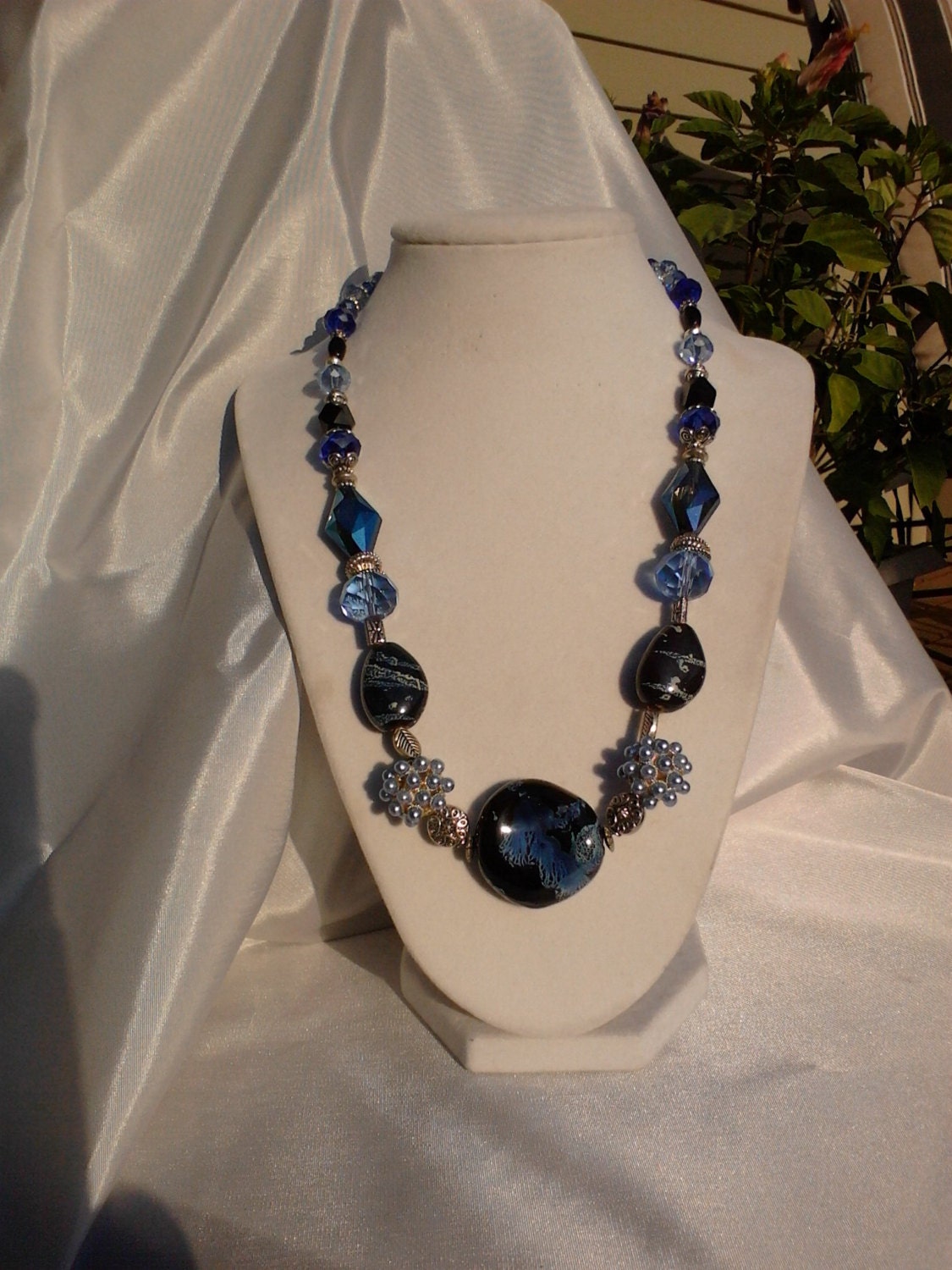 Blau Und Schwarz Perlengefädelte Statement Kette Mit Glas - Metallperlen Als Akzent Blau Und Schwarz Perlengefädelte Statement Kette Mit Glas - Metallperlen Als Akzent von BejeweledByKatamar