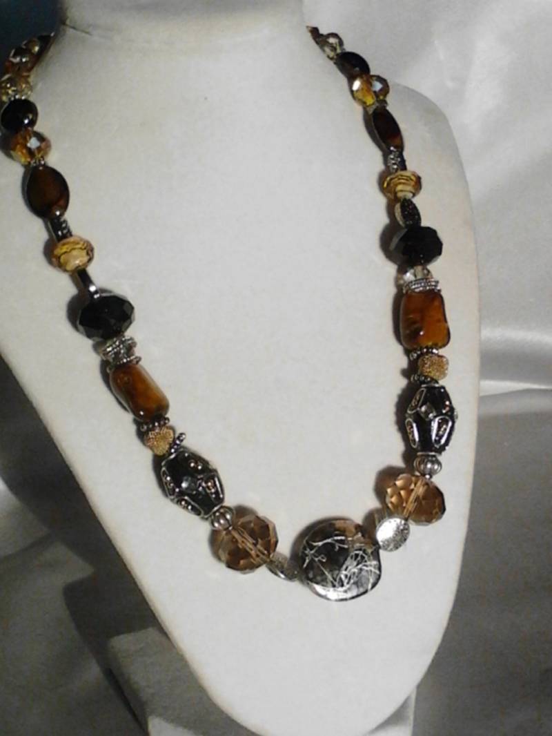 Braune, Schwarze Und Bernsteinfarbene Perlenhalskette Mit Metallperlenakzenten von BejeweledByKatamar