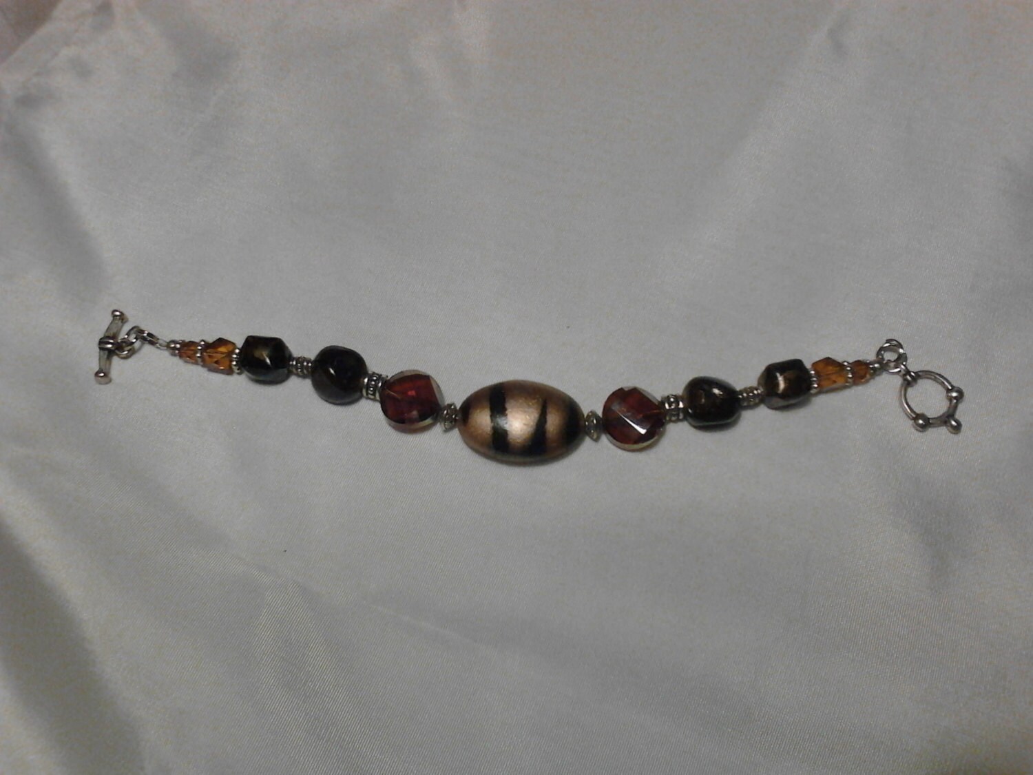 Dicke Armbänder in Verschiedenen Farben Mit Metallfarbenen Akzentperlen Und Knebelverschluss Dicke Armbänder in Verschiedenen Farben Mit Metallfarbenen Akzentperlen Und Knebelverschluss von BejeweledByKatamar