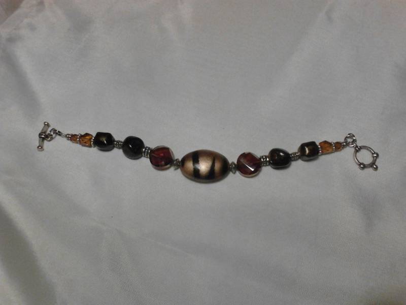 Dicke Armbänder in Verschiedenen Farben Mit Metallfarbenen Akzentperlen Und Knebelverschluss von BejeweledByKatamar