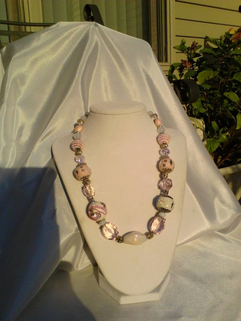 Rosa Und Weiße Perlenhalskette Mit Glas - Metallperlen Als Akzent. Handarbeit. Einzigartig Einzigartig von BejeweledByKatamar