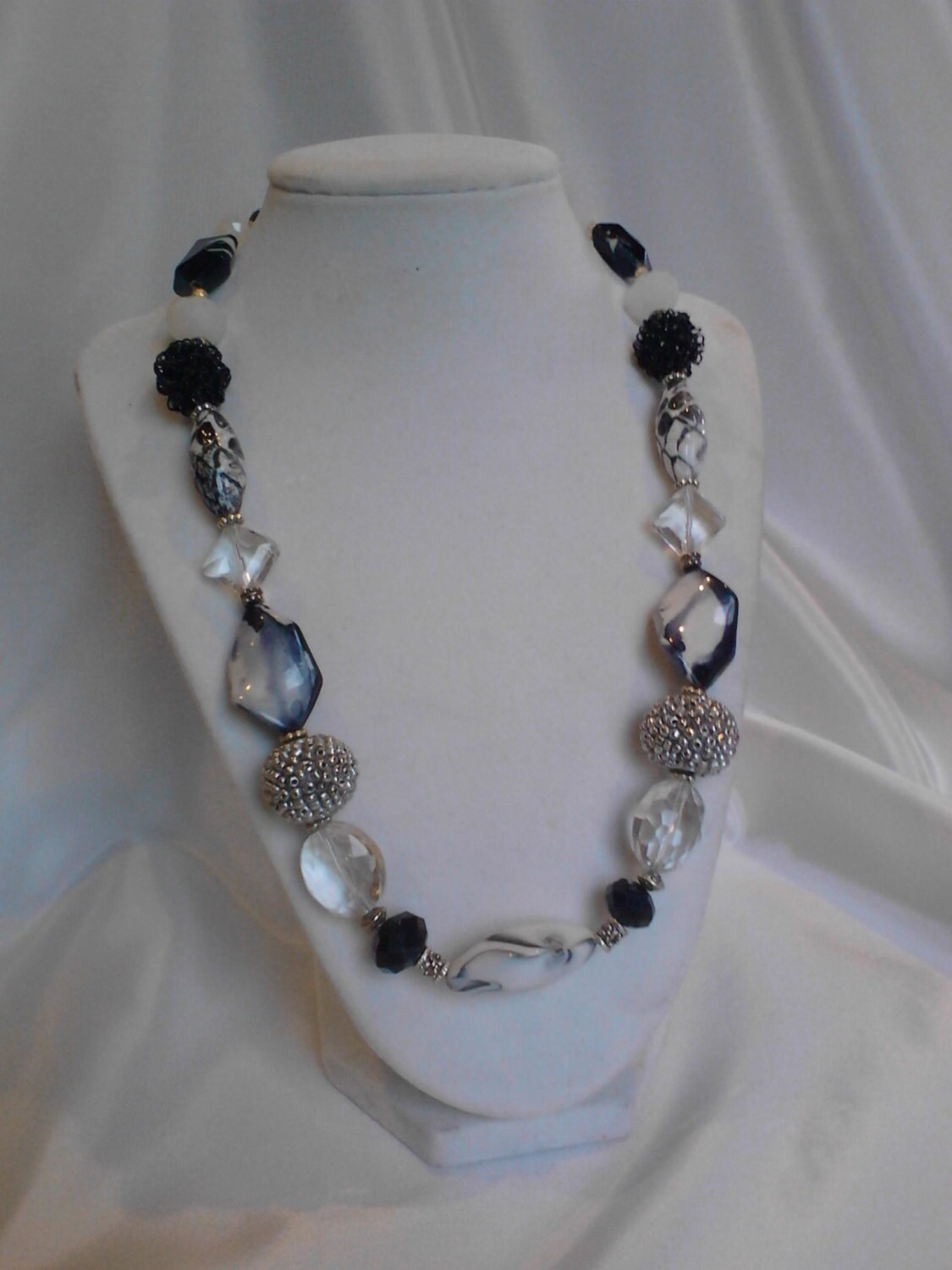 Schwarz Und Weiß Perlen Anweisung Halskette Mit Glas Metall Akzent Perlen. Armband/Kordel Zur Verfügung Schwarz Und Weiß Perlen Anweisung Halskette Mit Glas Metall Akzent Perlen. Armband/Kordel Zur Verfügung von BejeweledByKatamar