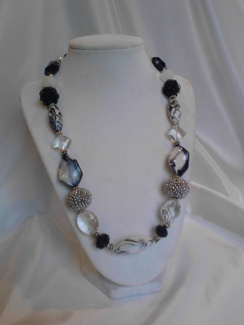 Schwarz Und Weiß Perlen Anweisung Halskette Mit Glas Metall Akzent Perlen. Armband/Kordel Zur Verfügung von BejeweledByKatamar