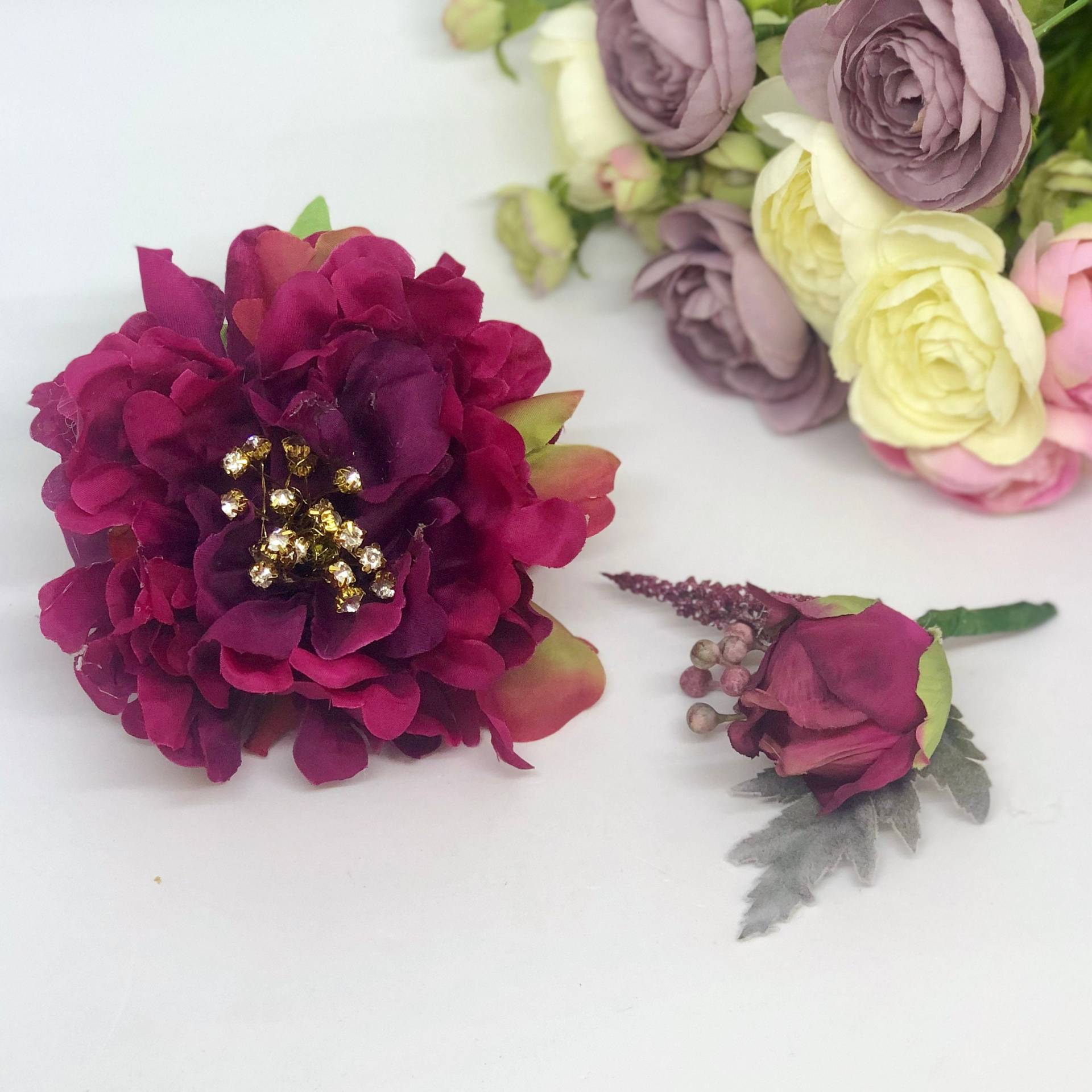 Burgunder Peony Corsage Set Gold Bling Armband, Passende Boutonniere Burgunder Peony Corsage Set Gold Bling Armband, Passende Boutonniere von BejewelledBridal