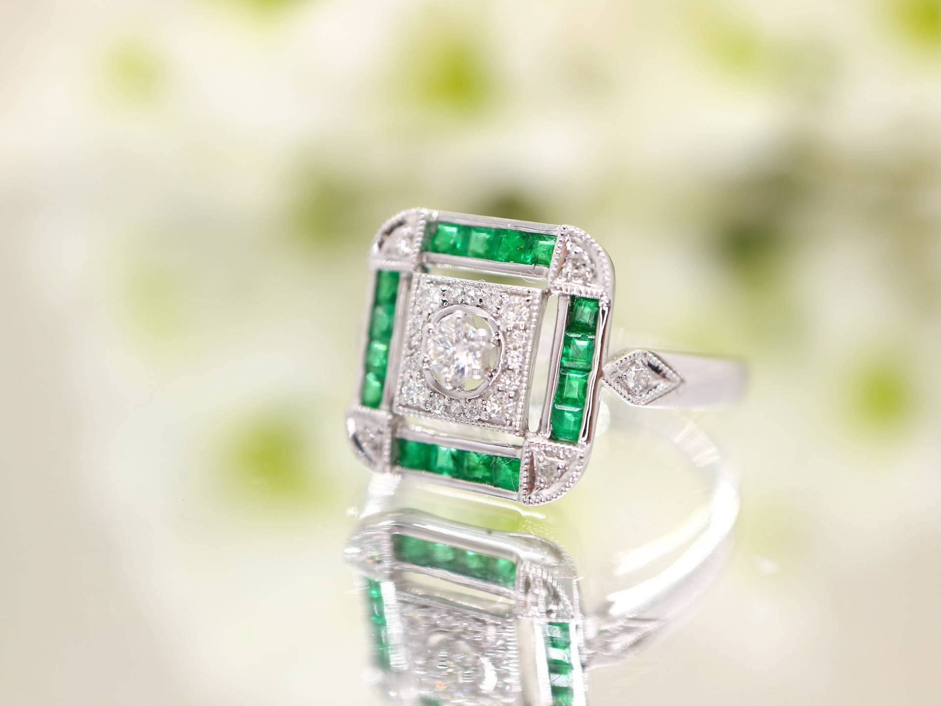 Art Deco Smaragd Moissanit Ring Vintage Inspiriertes Weißgold von BejewelledBunny