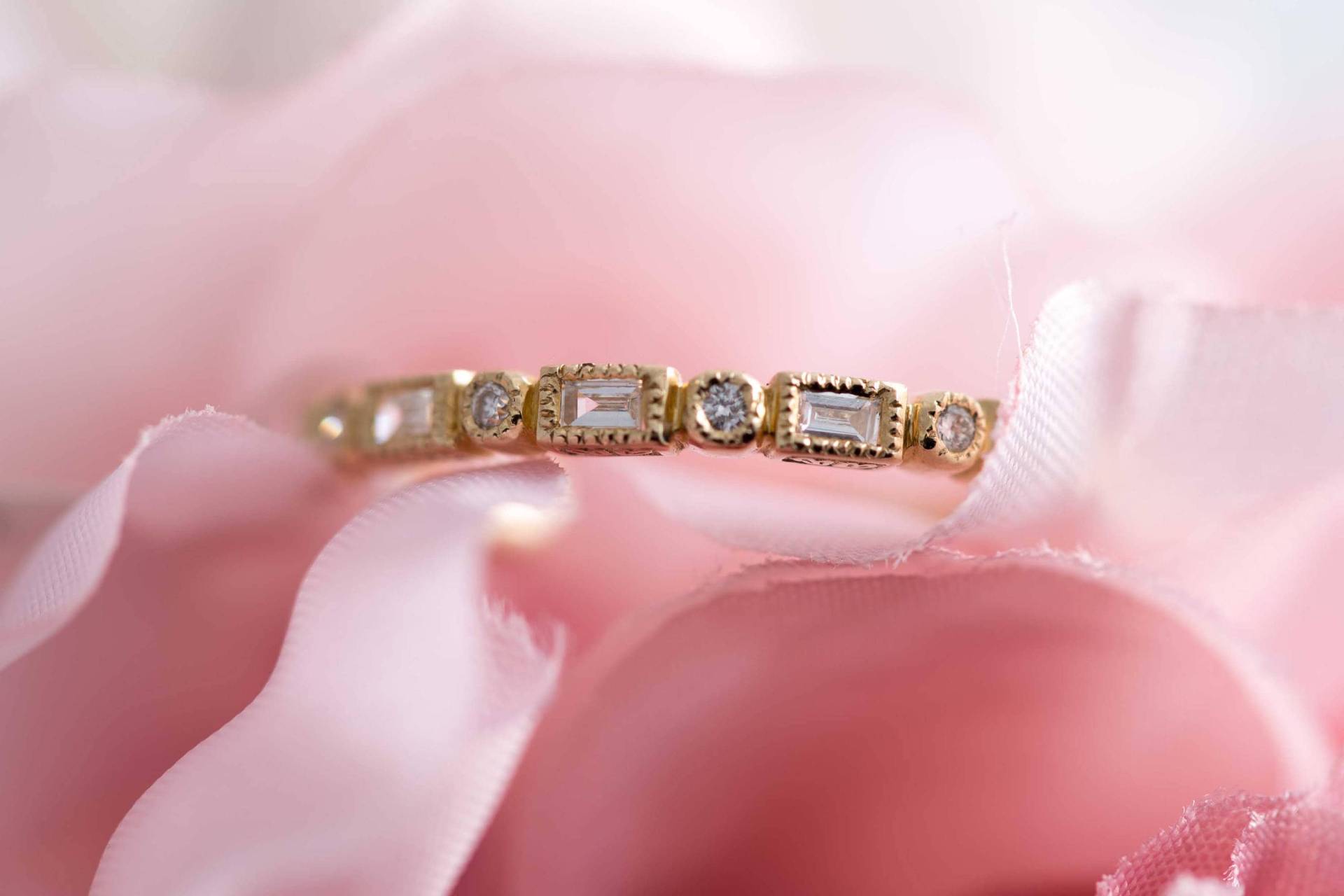 Handgefertigter Ehering Aus 9K Gelbgold Diamant Stapelring von BejewelledBunny