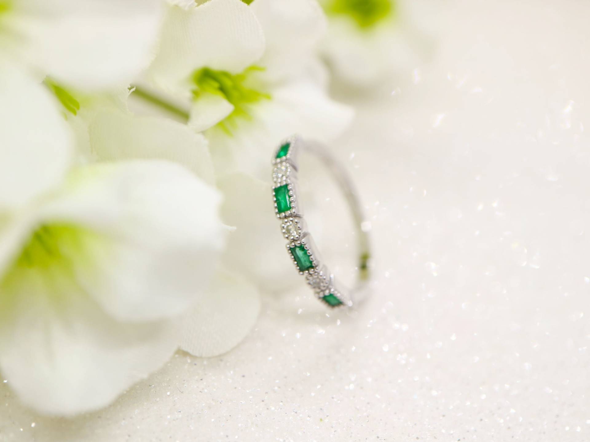 Handgemachter Art Deco Ring Aus 9K Weißgold Mit Smaragd Und Diamant von BejewelledBunny