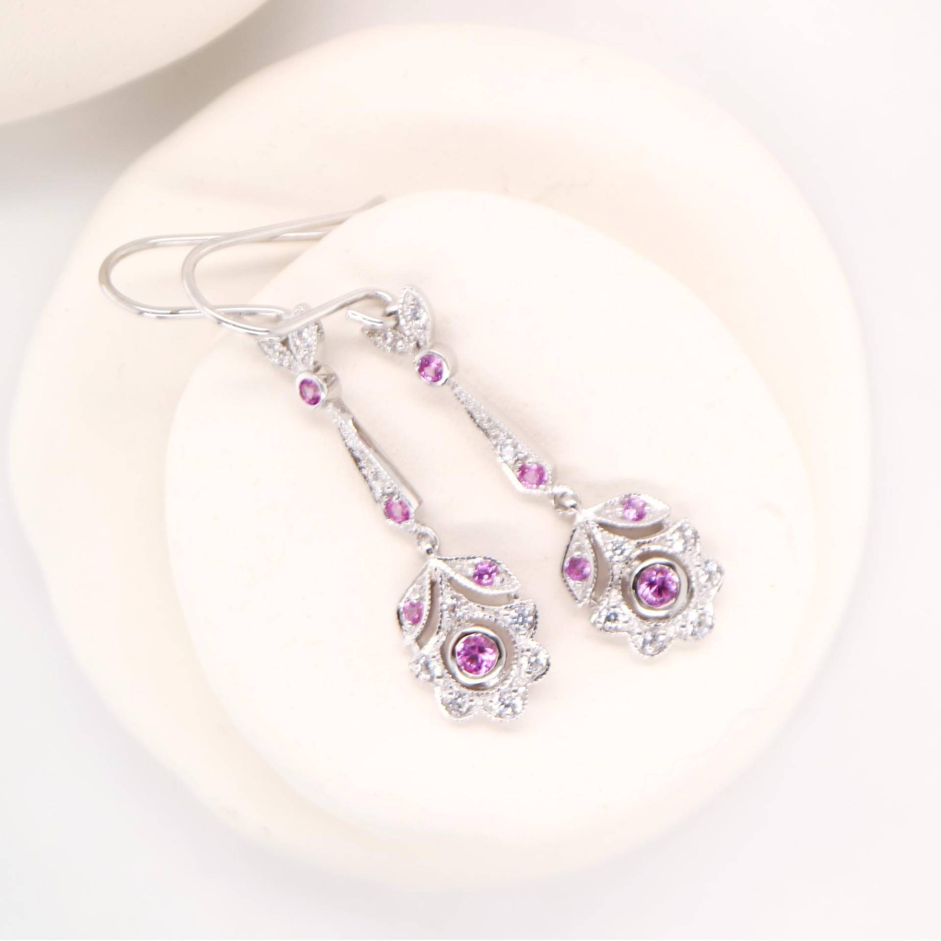 Zarte Rosa Saphir Und Sterling Silber Tropfen Ohrringe Art Deco Vintage Design von BejewelledBunny