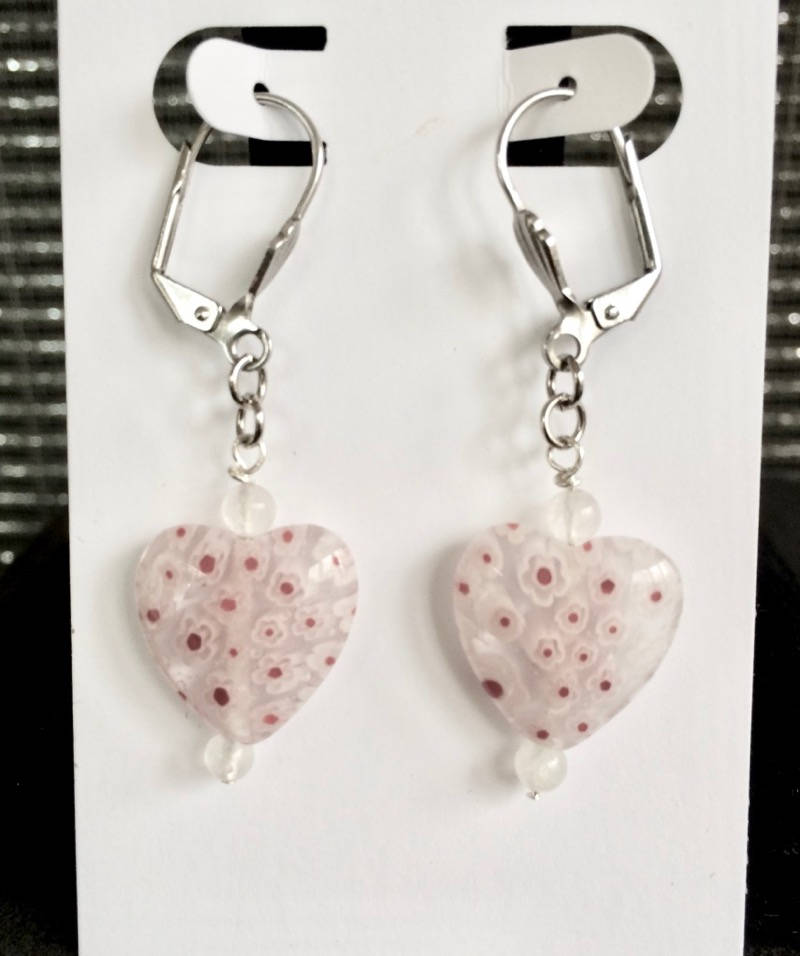 Herzohrringe in Weißen Millefiori Glas, Roten Punkten, Brisur Drähte von Bekaluna
