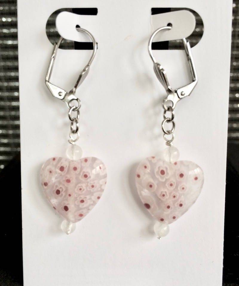 Herzohrringe in Weißen Millefiori Glas, Roten Punkten, Brisur Drähte Herzohrringe in Weißen Millefiori Glas, Roten Punkten, Brisur Drähte von Bekaluna