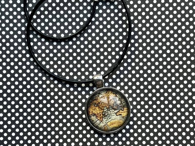 Weltkarte Halskette/Armband von BelExplores