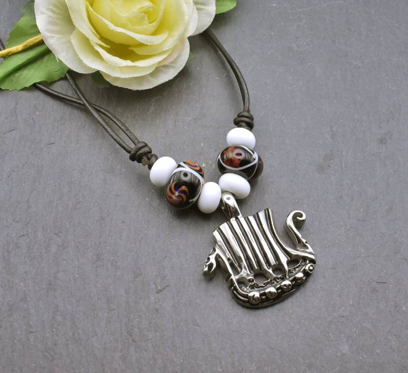 Drachenboot Glasperlenkette Aus Edelstahl Von Belanas Schatzkiste - Wikinger Schiff Halskette Perlen Im Birka-stil von BelanasSchatzkiste