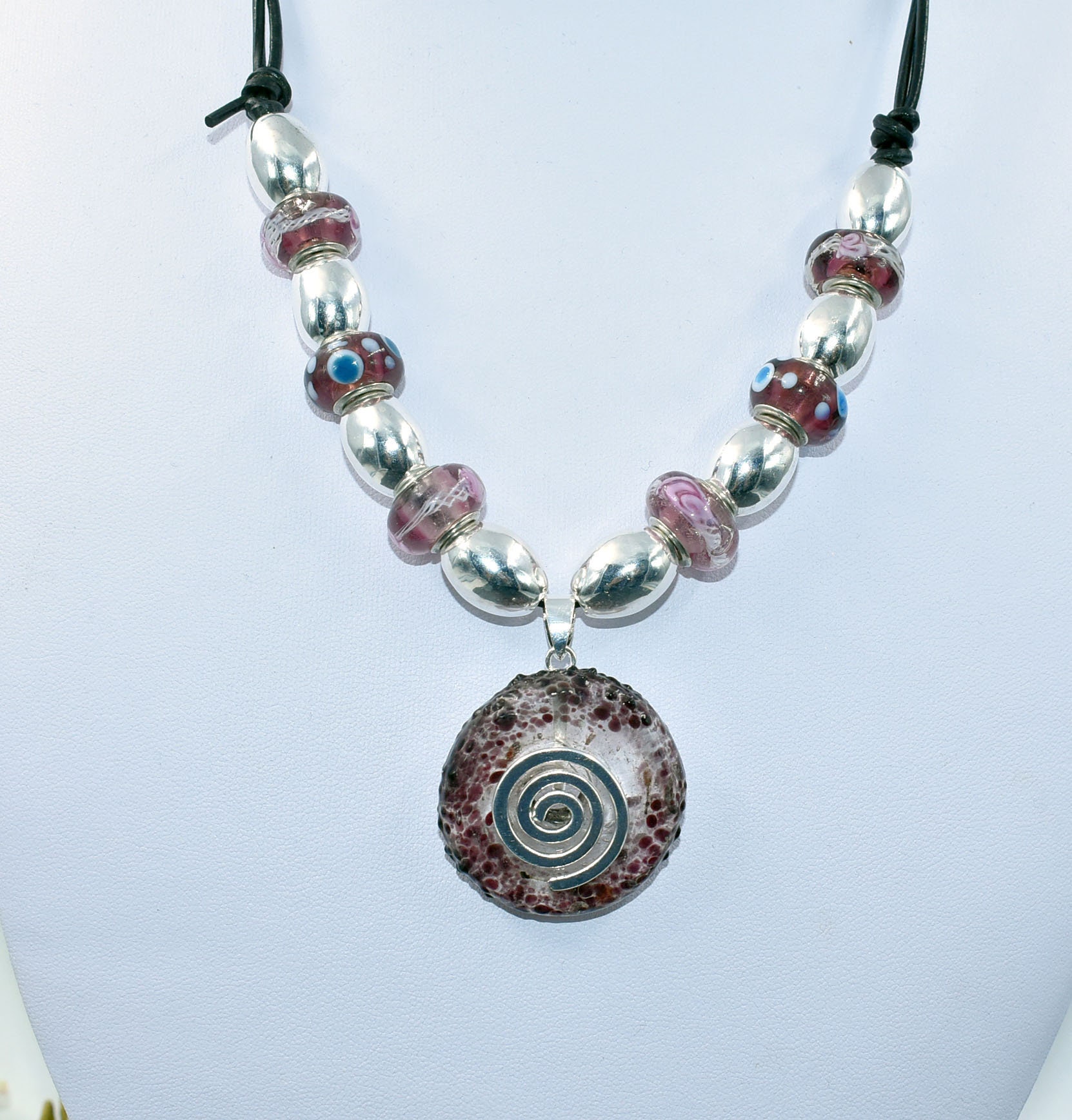 Glasdonut Kette Mit Glasperlen in Flieder Und Silber Von Belanas Schatzkiste - Kreative Glasperlenkette Statement Glasdonut Kette Mit Glasperlen in Flieder Und Silber Von Belanas Schatzkiste - Kreative Glasperlenkette Statement von BelanasSchatzkiste