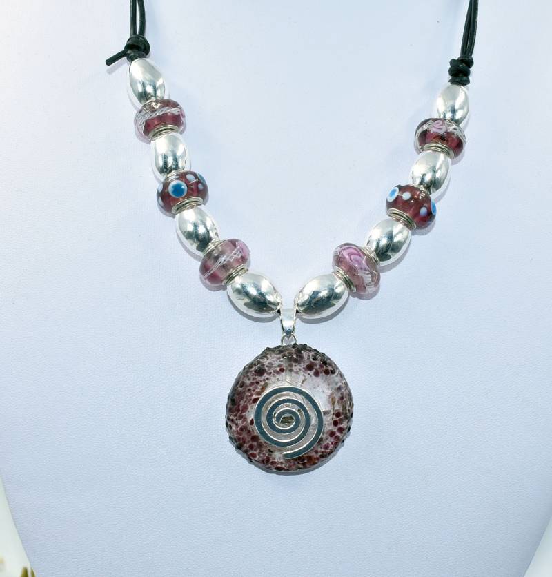 Glasdonut Kette Mit Glasperlen in Flieder Und Silber Von Belanas Schatzkiste - Kreative Glasperlenkette Statement Glasdonut Kette Mit Glasperlen in Flieder Und Silber Von Belanas Schatzkiste - Kreative Glasperlenkette Statement von BelanasSchatzkiste