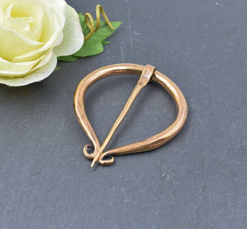 Große Ringfibel Aus Bronze Für Wikinger, Kelten, Römer - Größe Ca. 7 X 5.7 cm Mittelalter Penannular Brosche von BelanasSchatzkiste