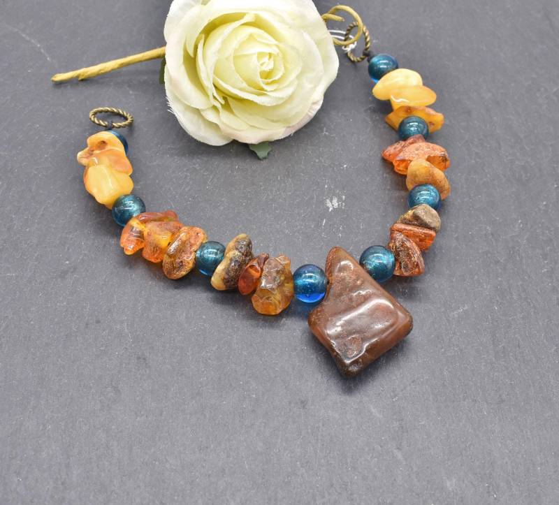 Handgefertigte Fibelkette Mit Bernstein Und Petrolfarbenen Glasperlen - Wikinger Schmuck Fürs Trägerkleid Länge Ca. 27, 5 cm Handgefertigte Fibelkette Mit Bernstein Und Petrolfarbenen Glasperlen - Wikinger Schmuck Fürs Trägerkleid Länge Ca. 27, 5 cm von BelanasSchatzkiste