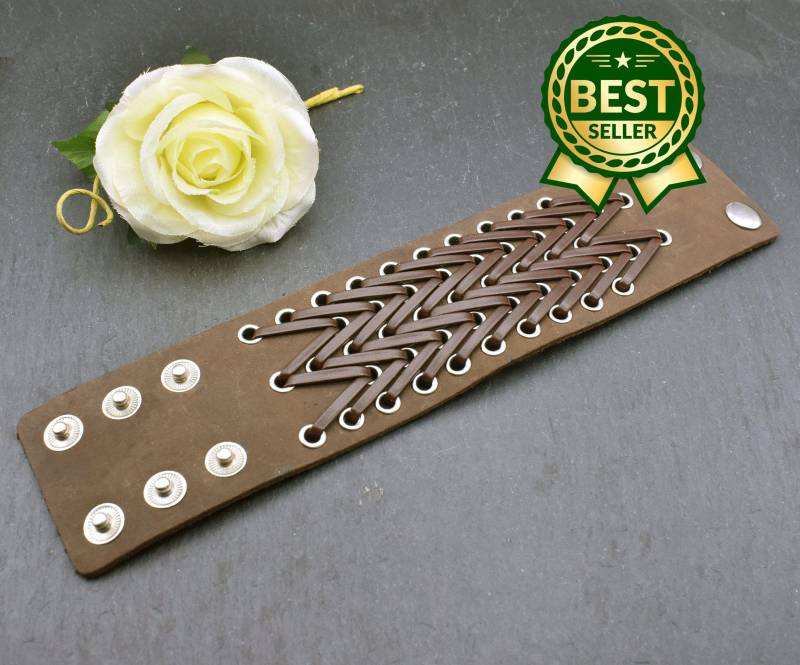 Handgefertigtes Breites Lederarmband Mit Wellenmuster - Verstellbar Stilvolles Dunkelbraun Unisex Im Surfer-Stil von BelanasSchatzkiste