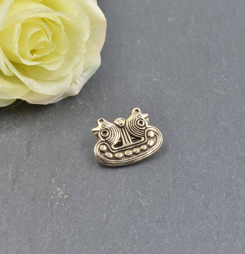 Kleine Wikinger Brosche Als Schiff Aus Dänemark 2, 5 X 2 cm, Drachenboot Fibel, Wikingerschiff Replika Kleine Wikinger Brosche Als Schiff Aus Dänemark 2, 5 X 2 cm, Drachenboot Fibel, Wikingerschiff Replika von BelanasSchatzkiste