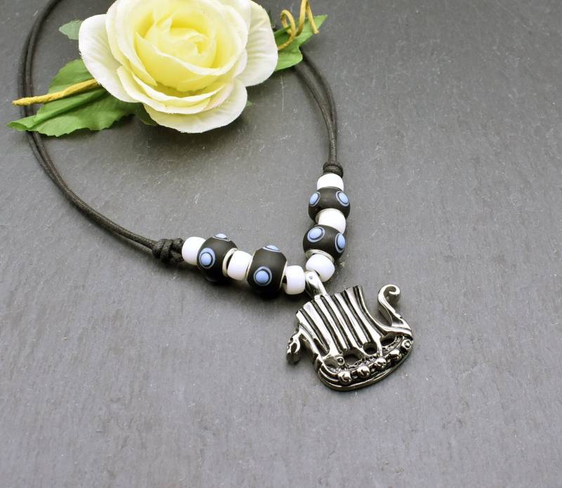 Wikinger Drakkar - Kette Mit Wikingerschiff Von Belanas Schatzkiste Drachenboot Glasperlenketten Wikinger Drakkar - Kette Mit Wikingerschiff Von Belanas Schatzkiste Drachenboot Glasperlenketten von BelanasSchatzkiste