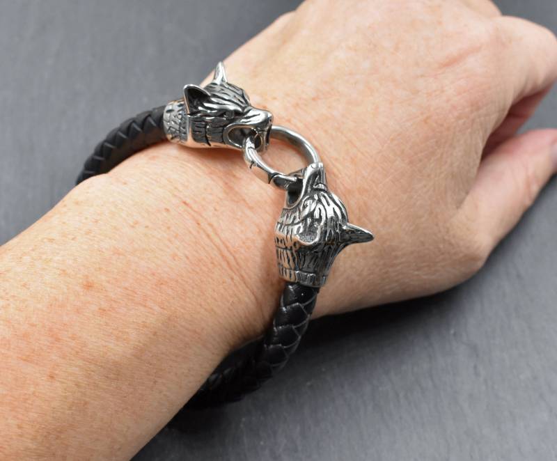 starkes Kunstlederarmband Mit Großen Wolfsköpfen Aus Edelstahl - Armreif Für Wikinger Und Mittelalter von BelanasSchatzkiste