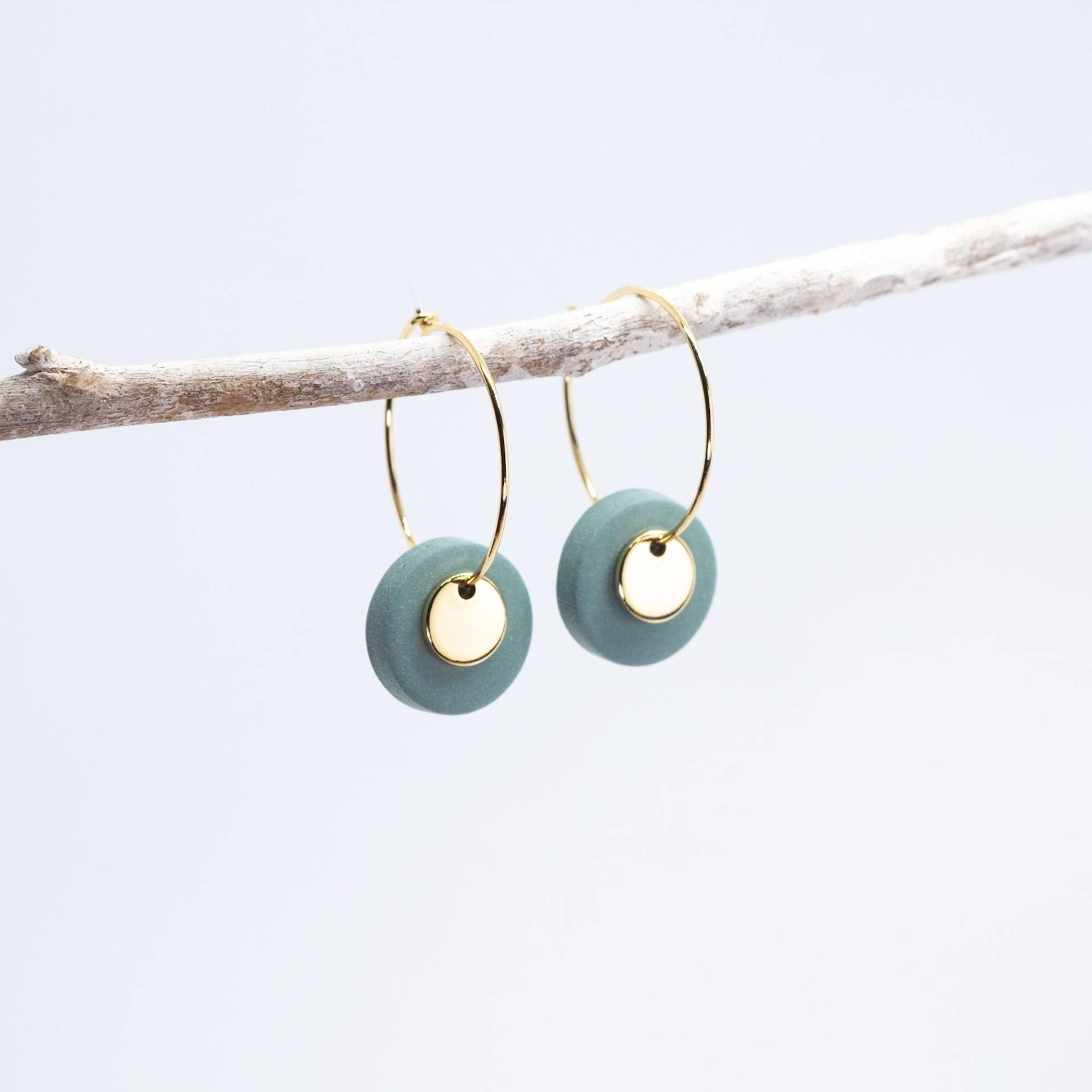 Creolen Ella, Runde Polymer Clay Anhänger, Goldene Plättchen Creolen Ella, Runde Polymer Clay Anhänger, Goldene Plättchen von Belcarat