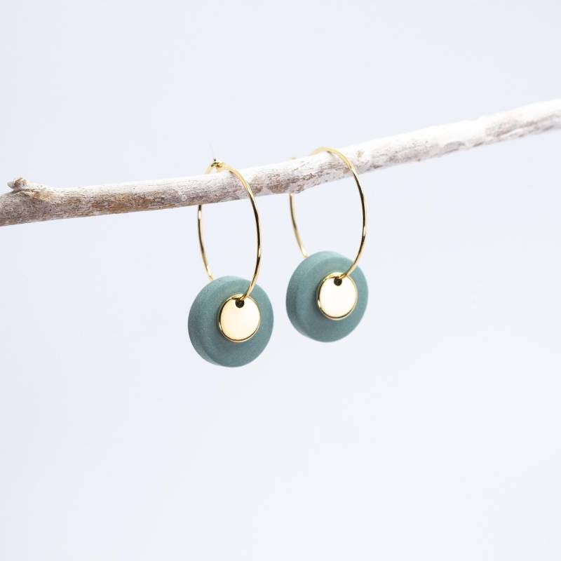 Creolen Ella, Runde Polymer Clay Anhänger, Goldene Plättchen von Belcarat