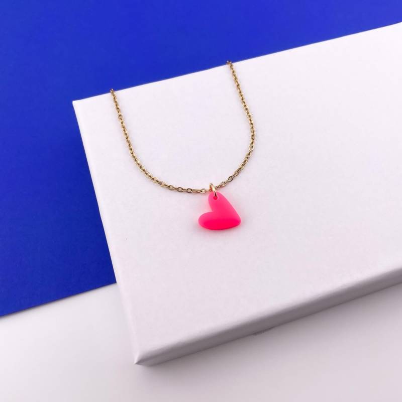 Kette Heart, Goldene Halskette Mit Kleinem Herz Aus Polymer Clay, Neonfarben, Herzanhänger Handgemacht, Neonpink, Geschenkideen Für Frauen Kette Heart, Goldene Halskette Mit Kleinem Herz Aus Polymer Clay, Neonfarben, Herzanhänger Handgemacht, Neonpink, Geschenkideen Für Frauen von Belcarat