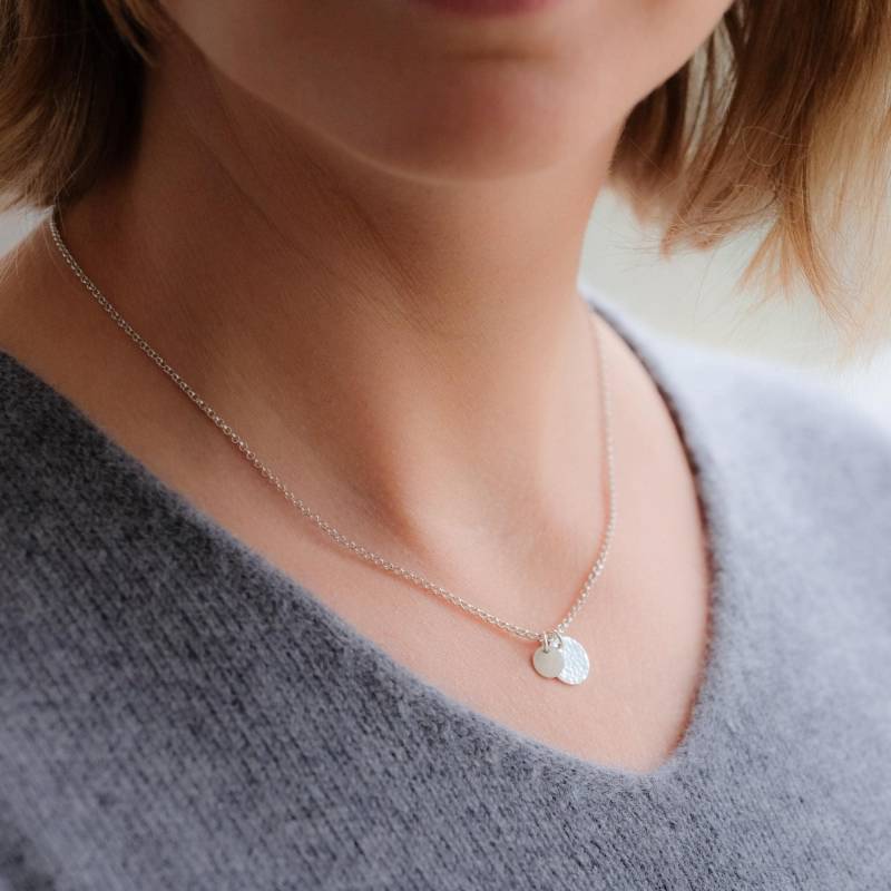 Kette Kopenhagen, Silberkette Mit Zwei Gehämmerten Plättchen Anhängern Kette Kopenhagen, Silberkette Mit Zwei Gehämmerten Plättchen Anhängern von Belcarat