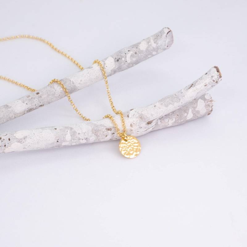 Kette Oslo Gold, Gehämmertes Plättchen, Anhänger Vergoldetes Silber Kette Oslo Gold, Gehämmertes Plättchen, Anhänger Vergoldetes Silber von Belcarat