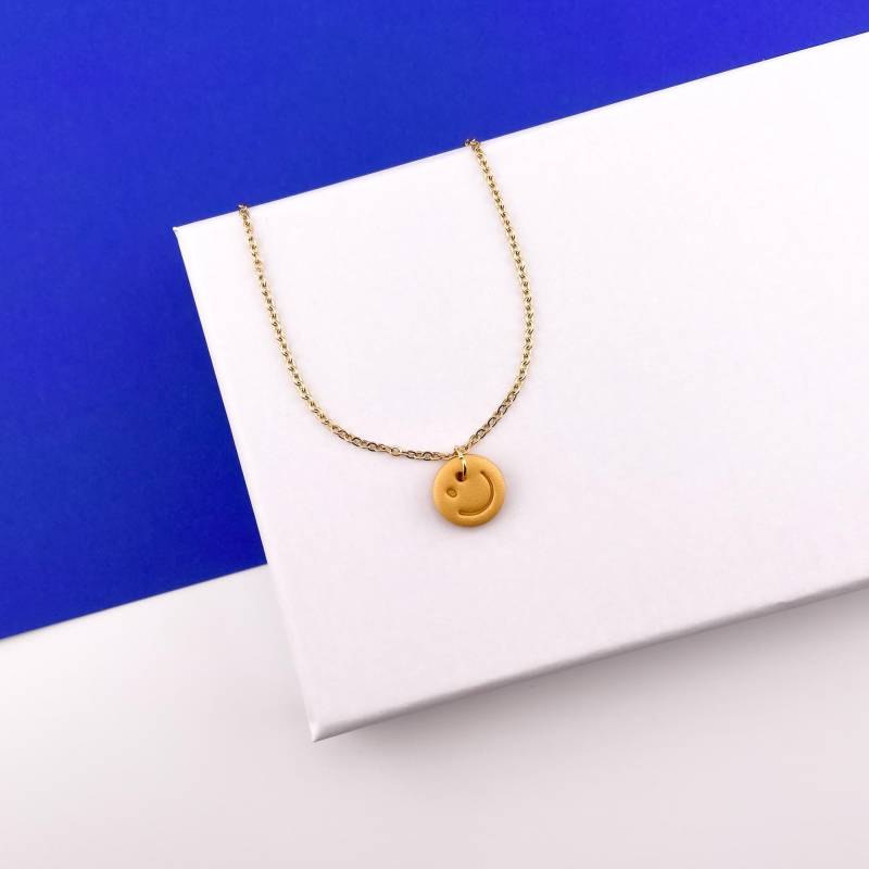 Kette Smile, Goldene Halskette Mit Kleinem Smile-Anhänger Aus Polymer Clay, Neonfarben Kette Smile, Goldene Halskette Mit Kleinem Smile-Anhänger Aus Polymer Clay, Neonfarben von Belcarat