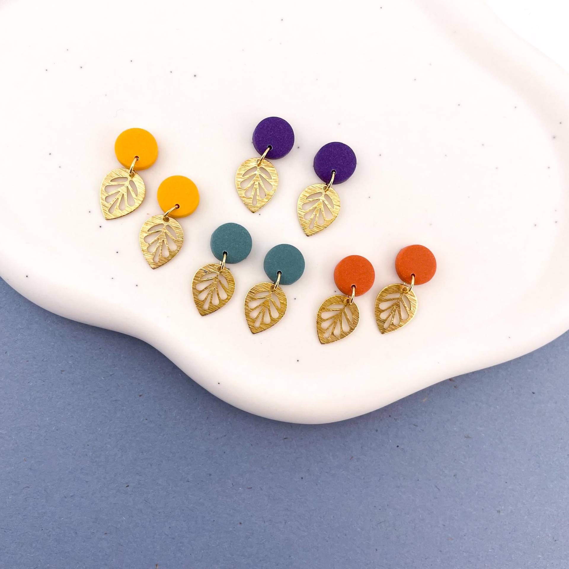 Ohrringe April, Kleine Polymer Clay Ohrringe, Blatt Anhänger Messing, Herbstfarben, Farbe Salbei, Gelb, Lila, Orange Ohrringe April, Kleine Polymer Clay Ohrringe, Blatt Anhänger Messing, Herbstfarben, Farbe Salbei, Gelb, Lila, Orange von Belcarat