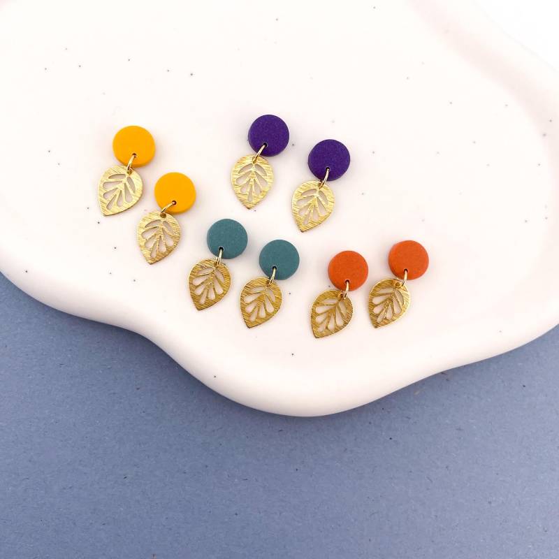 Ohrringe April, Kleine Polymer Clay Ohrringe, Blatt Anhänger Messing, Herbstfarben, Farbe Salbei, Gelb, Lila, Orange Ohrringe April, Kleine Polymer Clay Ohrringe, Blatt Anhänger Messing, Herbstfarben, Farbe Salbei, Gelb, Lila, Orange von Belcarat