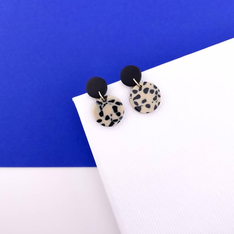 Ohrringe Ava, Terrazzo Acetat, Schwarz Und Beige, Kleine Ohrringe Ava, Terrazzo Acetat, Schwarz Und Beige, Kleine von Belcarat