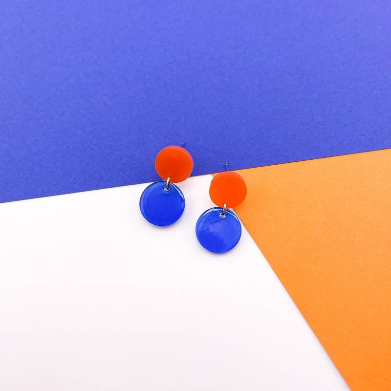 Ohrringe Ava, Transparentes Acryl, Orange Mit Blau, Kleine Leichte Ohrhänger von Belcarat
