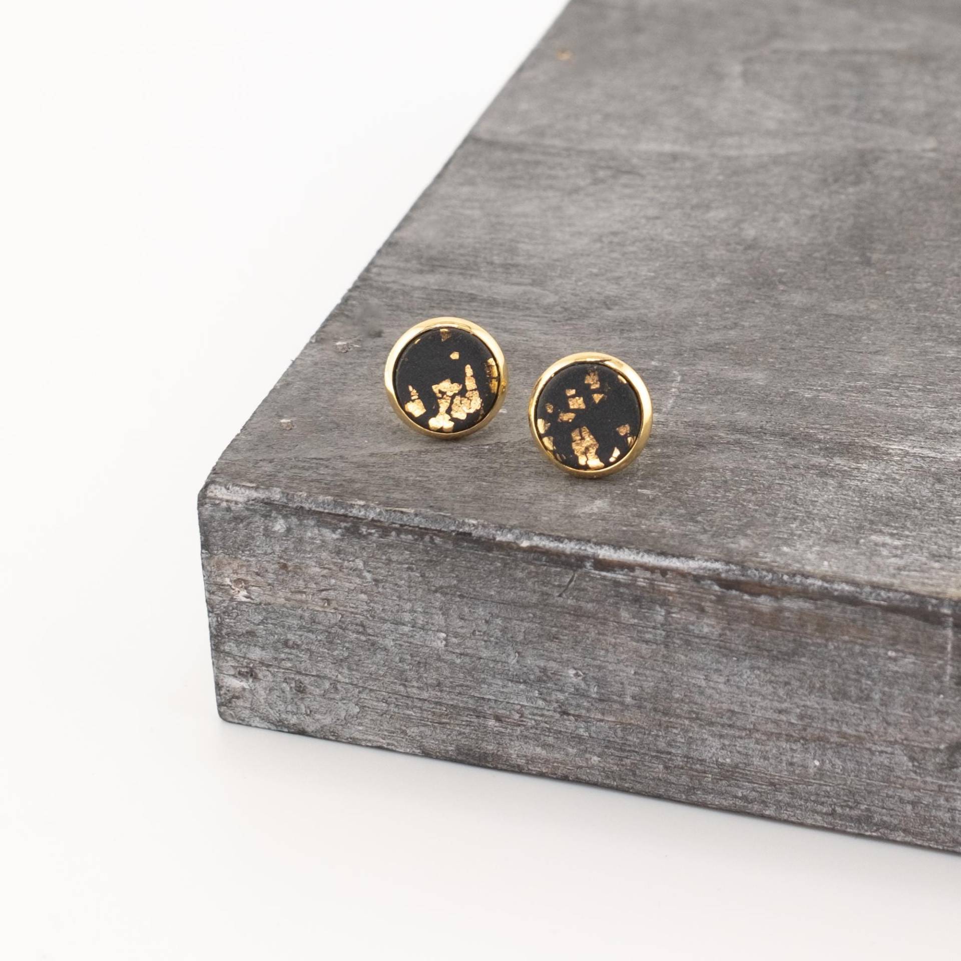 Ohrringe Dara, Polymer Clay Ohrstecker Schwarz Mit Gold, Cremeweiß, Goldener Fassung, Unikate Ohrringe Dara, Polymer Clay Ohrstecker Schwarz Mit Gold, Cremeweiß, Goldener Fassung, Unikate von Belcarat