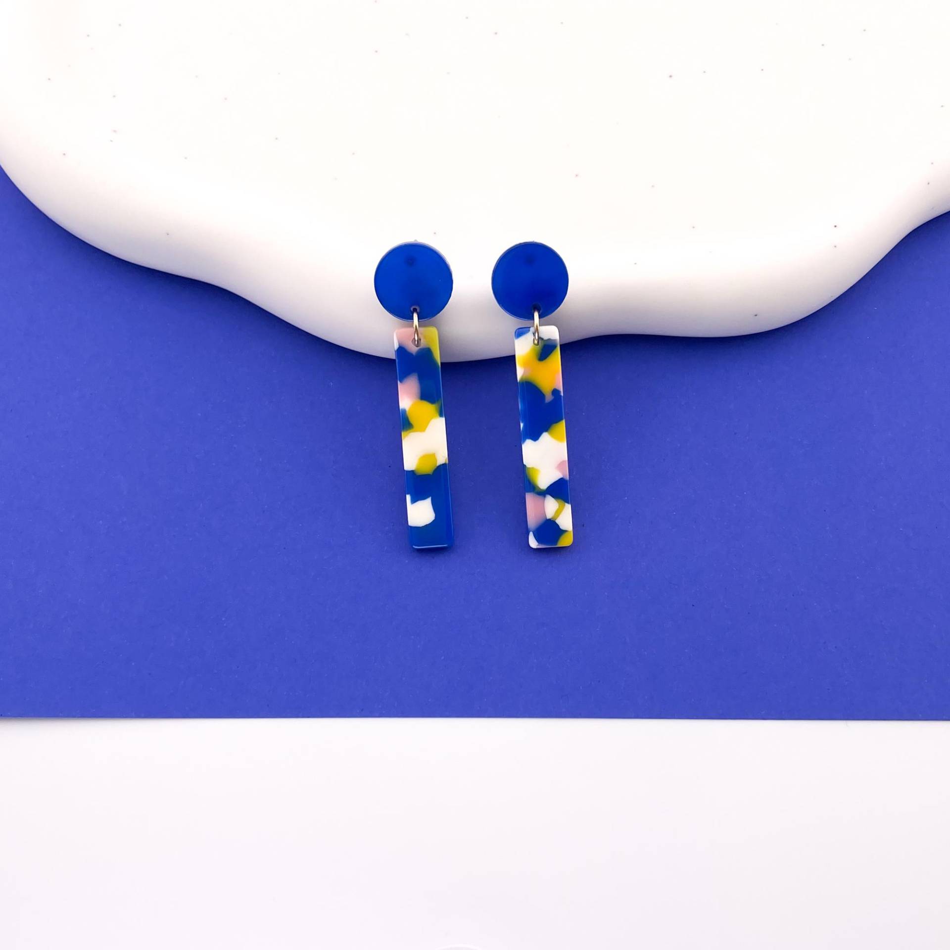 Ohrringe Emma, Schmale Aus Acryl, Mittellang, Konfetti Statement, Royalblau Mit Gelb Ohrringe Emma, Schmale Aus Acryl, Mittellang, Konfetti Statement, Royalblau Mit Gelb von Belcarat