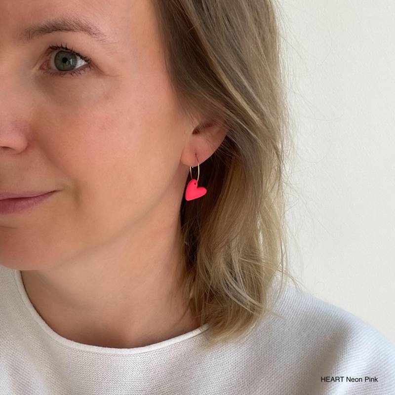 Ohrringe Heart, Creolen Mit Herz Anhängern, Kleine Charms Aus Polymerclay Ohrringe Heart, Creolen Mit Herz Anhängern, Kleine Charms Aus Polymerclay von Belcarat